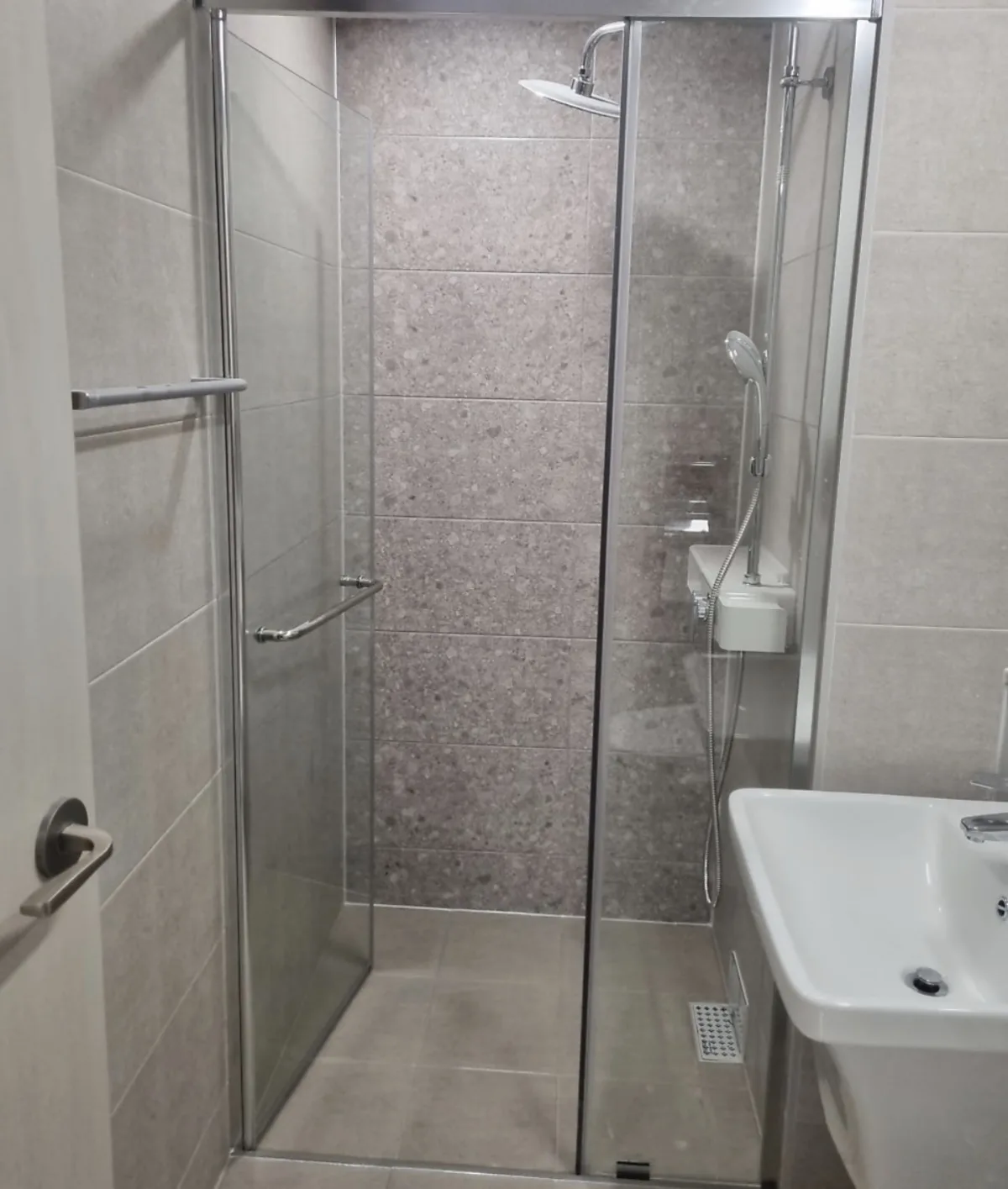 샤워부스교체 시공사례 - 스윙 도어 교체