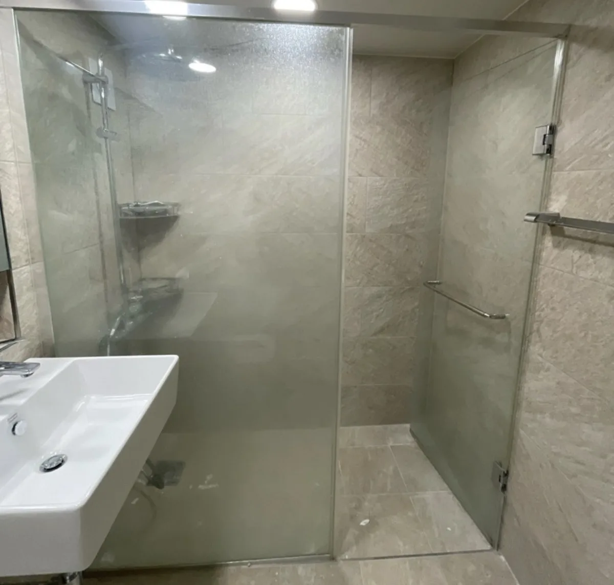 샤워부스수리 현장 - 실리콘 재시공