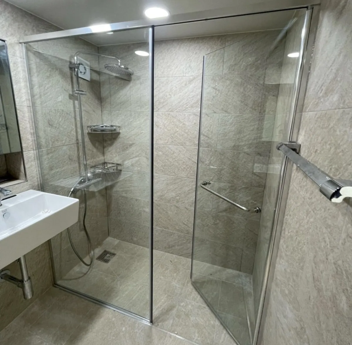 슬라이딩 도어 샤워부스 시공