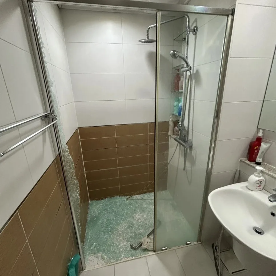 스윙 도어 샤워부스 시공